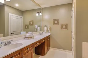 King Suite w/ kitchenette & full size fridge -55 in TV cable -pool & hot tub! - Image 4