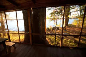 Lakeside-kabinen, kun få skridt fra søen, med dock og afskærmet veranda - Image 5