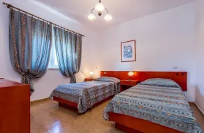 Sunny holiday home near Medulin with large garden - Image 3