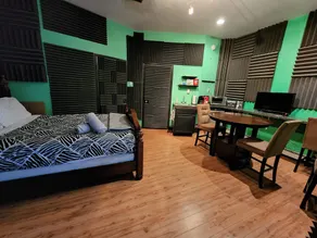 Quiet, private, 1 bedroom, studio in great part of town. Old recording studio! - Image 5