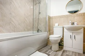 6 Bedroom House- Free Parking, Fast Wifi & SmartTV - Image 4