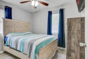 Comfy 3 bedroom home w/ fenced yard - Image 5