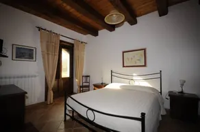 Abruzzo. Casa rural cercada por oliveiras perto do lago - Image 3
