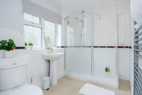 Ascot Pet Friendly 4 Bed House Parking - Image 2