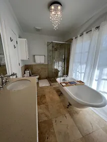 Spectacular Modern Luxury - Prime Hyde Park Bayshore 12 person Spa & Coldplunge - Image 2