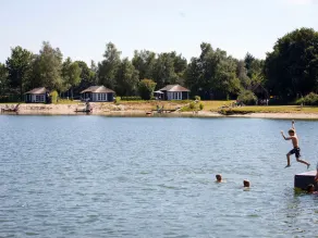 Scenic Retreat by the Lake - Image 5