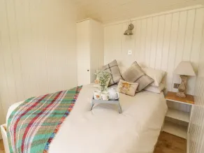 Hillside View Shepherds Hut Sleeps 2 - Image 5