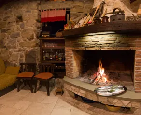 Villa vicino a Omiš, Spalato, massaggio riscaldato e piscina per bambini, vecchia casa in pietra, barbecue, tranquillo - Image 2
