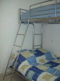 Kuperet område mellem hav og bjerg hus med have - Image 3