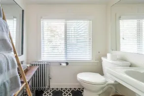 Soligt hus vid sjön Oscawana - Image 2