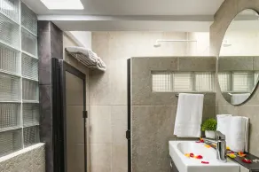 Nouveau! Apte. w / mini terrasse, Netflix, refroidisseur à vin, etc. .9 mi. du carré central - Image 4