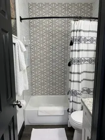 Ultra-cute, newly renovated modern 2/1 home - Image 4