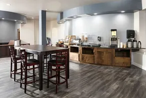 Pleasant Stay, Convenient Location! Free Parking, Onsite Outdoor Pool - Image 5