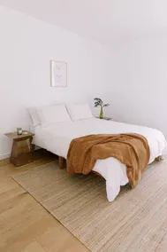 A modern light-filled haven in a tranquil setting - Image 4