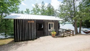 Waterfront Log Cabin at the shores of Mosque Lake! - Image 5