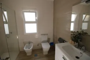 Spacious two bedroom house near the beach with private terrace and sea views - Image 3