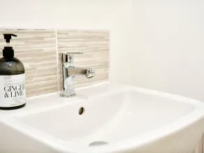 Sleek 1 Bed Apartment w Parking - Pass the Keys - Image 5