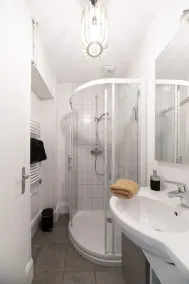 Cosy designer apartment, free parking - Image 4