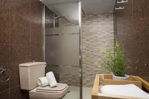 Alle Vorteile dieser luxuriösen Wohnung im Herzen der Stadt Valencia werden Ihren Aufenthalt unvergesslich machen. Hell, geräumig und gemütlich, komplett ausgestattet und in perfekter Lage. Es verfügt über einen Balkon mit spektakulärem Blick auf d - Image 2