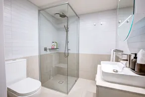 The Hamptons -Coastal Luxe Dual Suite - 2 Bed 2 Bath, Rooftop Pool & Free Parking - Image 5