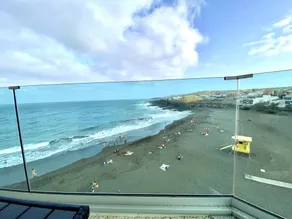 Nice apartment on the beach with a large terrace facing the sea - Image 4