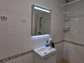 Tranquil 2 Bedroom Duplex Apartment overlooking Lakes - Image 3