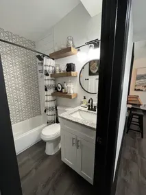 Ultra-cute, newly renovated modern 2/1 home - Image 3