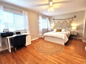 Bright and charming home with gorgeous backyard - Image 4