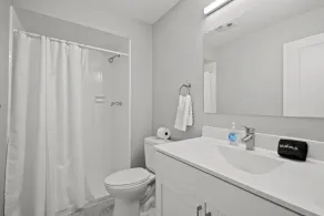 Peaceful & Trendy Unit Near Attractions - Image 4