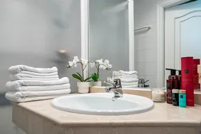 Lag - Spacious Townhouse With Private Jacuzzi - Image 5