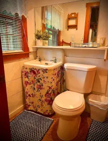 Studio Cottage Getaway Blossoms Cottage #5 - Image 2