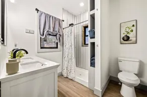 Newly Remodeled King Ensuite Cozy Chalet - Image 2