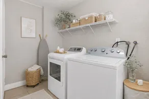 HIDDEN GEM! 5BR/3B family-friendly and laundry - Image 2
