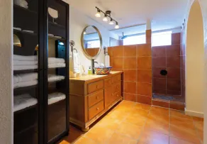 Willie's Hill Country Hideaway - Stay for 8 With Hot Tub & Fire Pit - Image 3