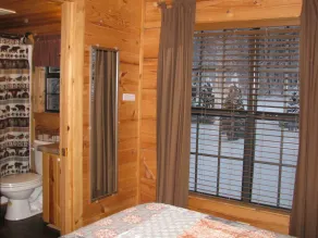 Romantische und gemütliche 1BR \"Real Log Cabin\" Riverside w / Whirlpool, Kamin + (4 Personen) - Image 5