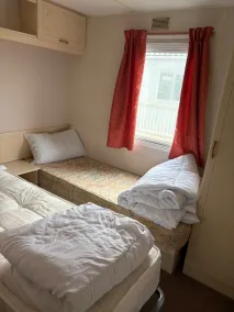 Cabin Sleeps 5 with Parking and Balcony - Image 4