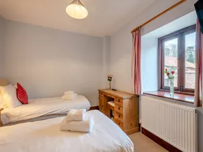 5 bedroom accommodation in Sculthorpe, Fakenham - Image 3