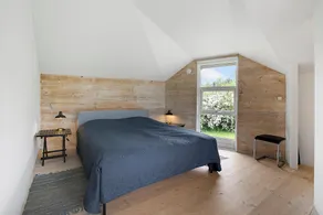 Scenic summer house near quiet lapping waves - Image 3