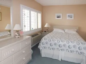 Beachblock condo with pool and only steps from the beach - Image 3