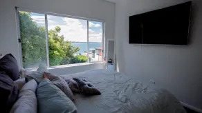 Spectacular water views & entertaining spaces - Image 4