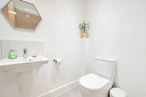 Acorn House - Image 5