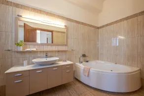 Une belle villa de bord de mer avec piscine privée et vue sur la mer indescriptible - Image 3