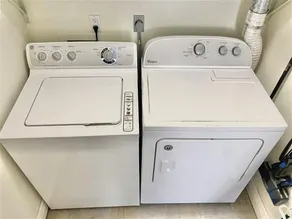 8 au 15 juin: 800 $ / semaine et 800 $. 00 / WK + TARIFS AOUT RÉSERVATIONS.  IL EST TEMPS DE RETARDER ET DE PROFITER DE VOTRE FAMILLE DANS CET APPAREIL BATIMENT 2BR / 2 BA RÉNOVÉ ET RÉVOLUTEMENT BAY # 262 SLEEPS 6 PET FRIENDLY (voir les exigences ci-de... - Image 2