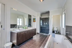 StayAU 5BR Idyllic Lakefront Escape Point Cook - Image 3