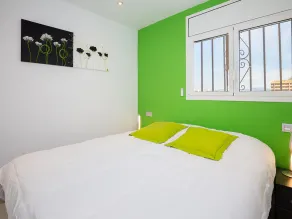 Appartement Design en Front de Mer à Roses, Terrasse Panoramique, 2 Chambres, Clim et Parking - Image 3