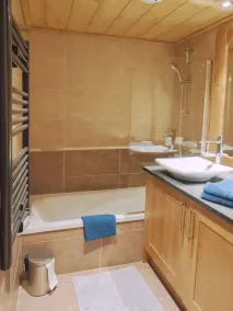 Apartamento novo - 6 pessoas - encostas diretas - perto de lojas - 4 * - Image 4