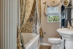 Romantic Getaway Cottage with Hot Tub and Resort Amenities - Image 3