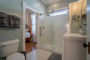 Newly remodeled historic house just steps from the WASHINGTON SQUARE! Sleeps 10! - Image 4