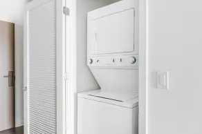 Upscale West Loop 1BR w/ W/D, Gym & Lounge, nr L, by Blueground - Image 2