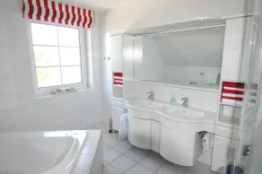 Zuhause auf Zeit in komfortablen Luxus-Wohnung in Börgerende - Image 2